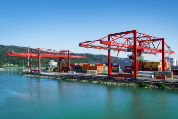 Blick über das Hafenbecken auf den Containerterminal.
