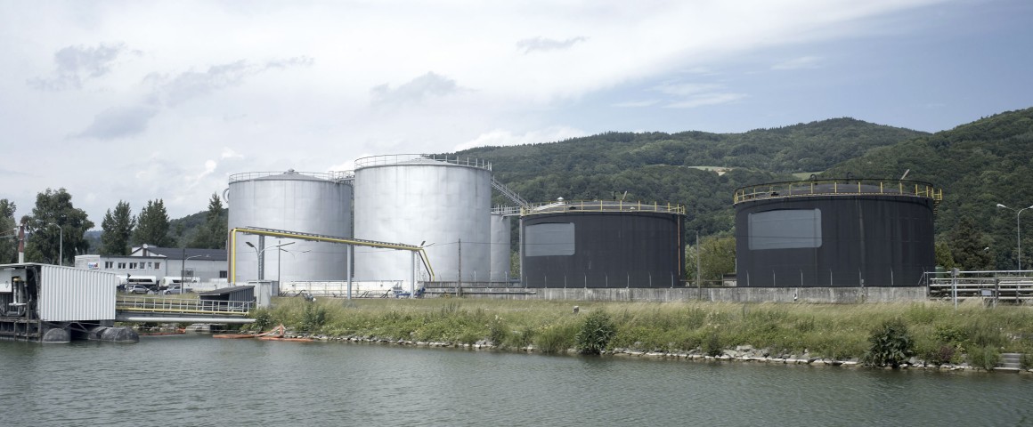 Donau mit Tank-Gebäuden im Hintergrund