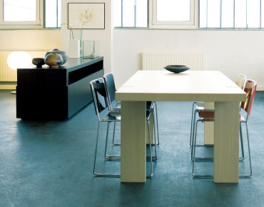 Loft-Wohnung mit Tisch Couch in moderner Gestaltung