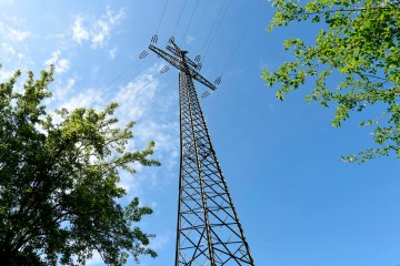 Strommast-aufnahme aus der Froschperspektive