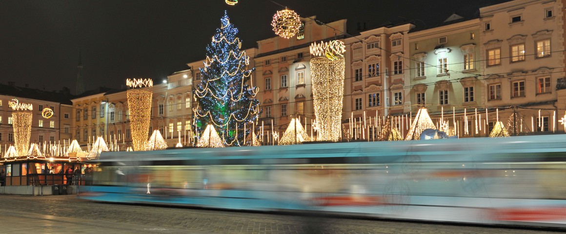 Bild einer Straßenbahn am Hauptplatz zur Advent Zeit.
