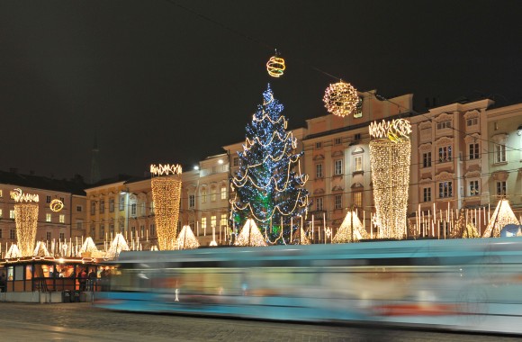 Bild einer Straßenbahn am Hauptplatz zur Advent Zeit.