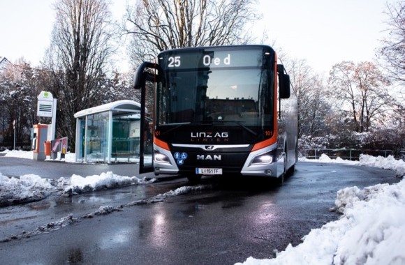 Abbildung von einem LINZ AG Bus mit der Linie 25.