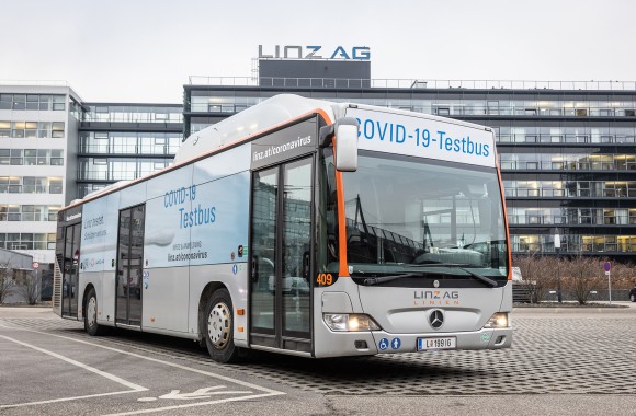 Der Corona Testbus steht vor dem LINZ AG Center.