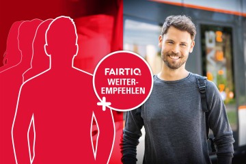 Ein Fahrgast der Linz Linien steht vor einer Straßenbahn und lächelt in die Kamera. Neben ihm die Silhouette einer Person mit der Aufschrift "FAIRTIQ weiterempfehlen"