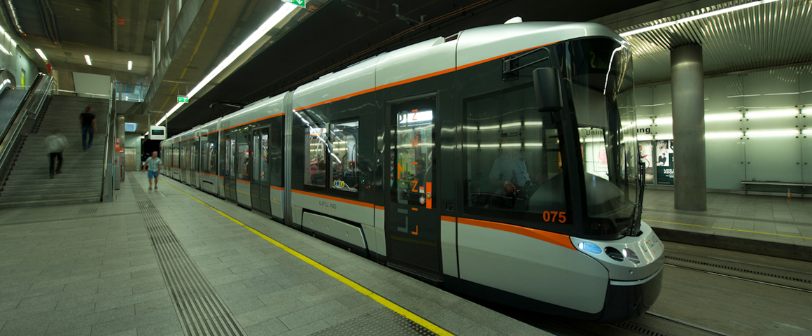 Straßenbahn fährt durch den Tunnel am Hauptbahnhof ein
