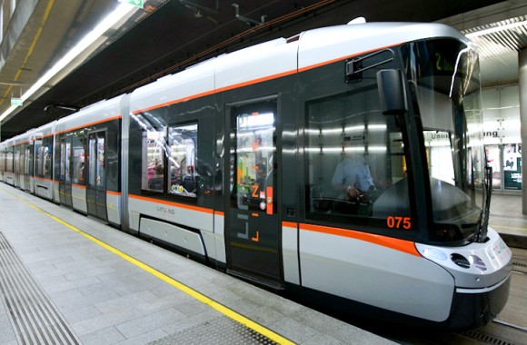 Straßenbahn fährt durch den Tunnel am Hauptbahnhof ein