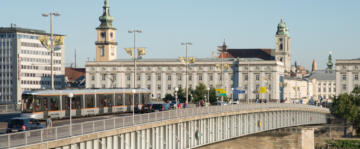 Straßenbahn fährt über Nibelungenbrücke