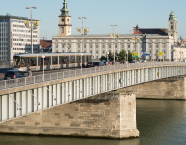 Straßenbahn fährt über Nibelungenbrücke