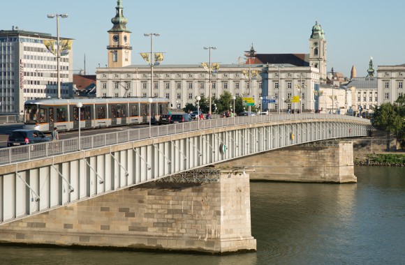 Straßenbahn fährt über Nibelungenbrücke