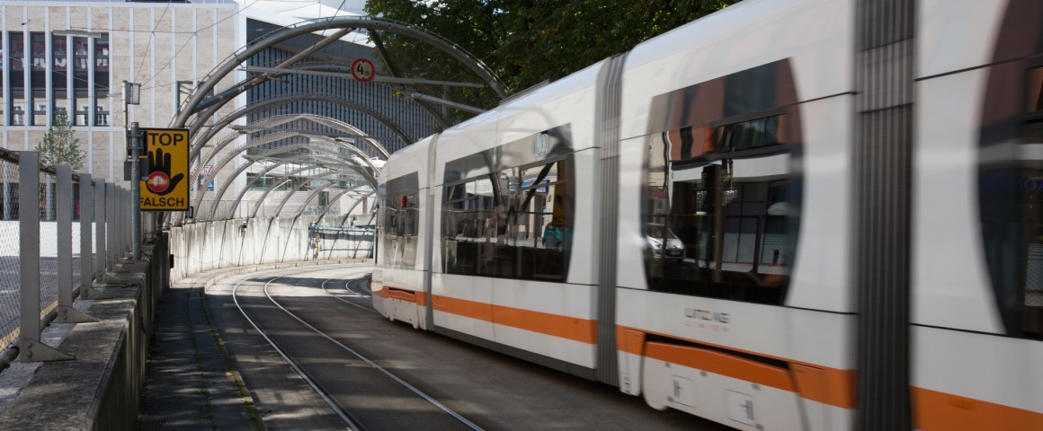 LINZ AG Straßenbahn fährt beim Musiktheater vorbei