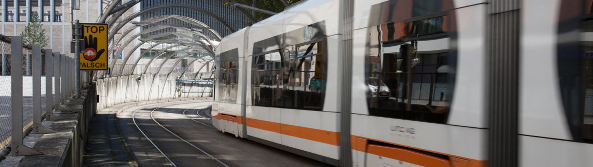 LINZ AG Straßenbahn fährt beim Musiktheater vorbei