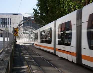 LINZ AG Straßenbahn fährt beim Musiktheater vorbei