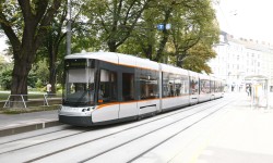 Straßenbahn fährt durch Linz