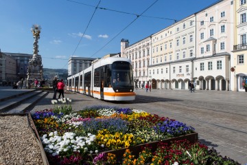 Straßenbahn fährt von der Haltestelle Hauptplatz ab