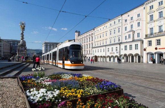 Straßenbahn fährt von der Haltestelle Hauptplatz ab