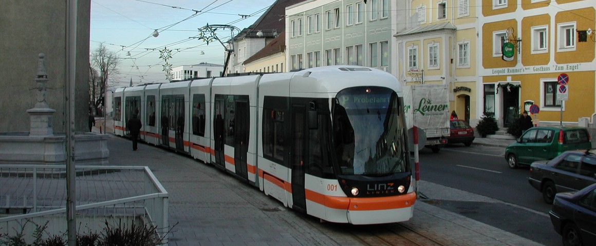 Straßenbahn fährt durch Ebelsberg