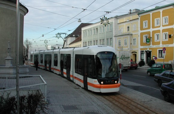 Straßenbahn fährt durch Ebelsberg