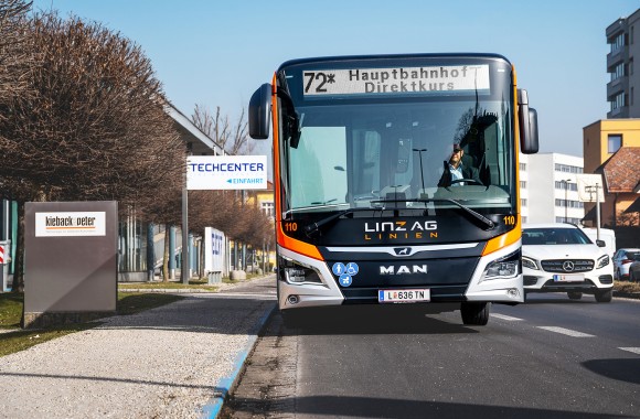 Es ist ein neuer LINZ AG Bus zu sehen, mit der neuen Linie 72 Hauptbahnhof Direktkurs.