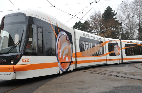 Man sieht eine Straßenbahn mit der Aufschrift: "Freier Wlan zugang".