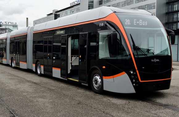 Der zwanzigste e-Bus steht vor dem LINZ AG Center.