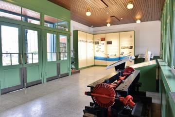 Es ist der Innenraum des Bergbahnmuseums zu sehen.