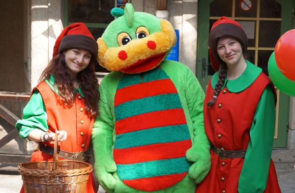 Sebastian und zwei Damen lächeln fröhlich in die Kamera beim Frühlingsfest.