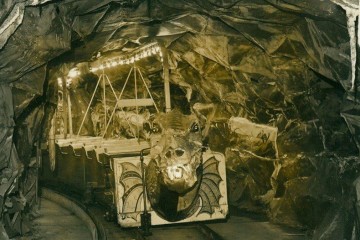 alte Fotografie der Grottenbahn im Drachen Design