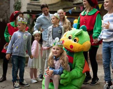 Ein Kindergeburtstag mit dem Maskottchen Sebastian wird gefeiert.