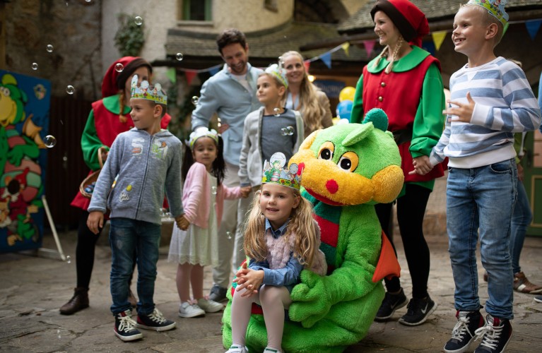 Ein Kindergeburtstag mit dem Maskottchen Sebastian wird gefeiert.