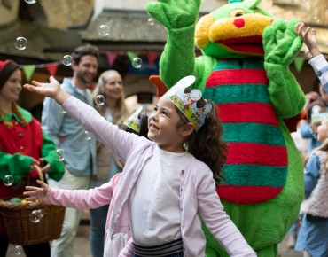 Kinder tanzen fröhlich auf einem Kindergeburtstag.