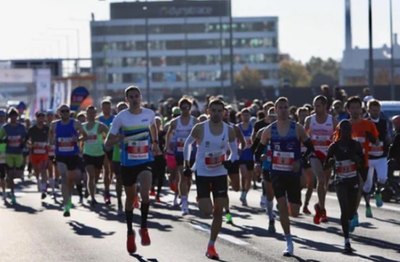 Die Teilnehmer des Donaumarathons Linz 2021 beim Start auf der voest-Brücke