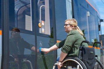 Einsteigen mit dem Rollstuhl ist in den neuen Cityrunnern kein Problem.
