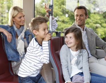 Eine Familie sitzt in der Straßenbahn.