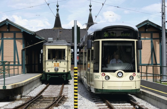 Abbildung zweier Pöstlingbergbahnen in der Bahn-Station.