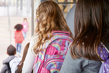 Schulkinder beim Aussteigen aus einem öffentlichen Verkehrsmittel