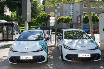 Zwei Elektrofahrzeuge der tim-Flotte stehen am Mobilitätsknoten am Froschberg und werden geladen