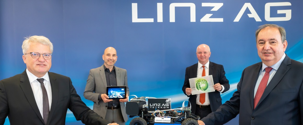 DI Erich Haider mit Bürgermeister und zwei weiteren Mitarbeiter der LINZ AG Telekom