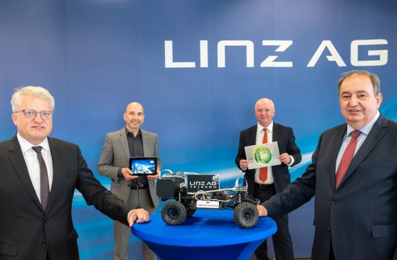 DI Erich Haider mit Bürgermeister und zwei weiteren Mitarbeiter der LINZ AG Telekom