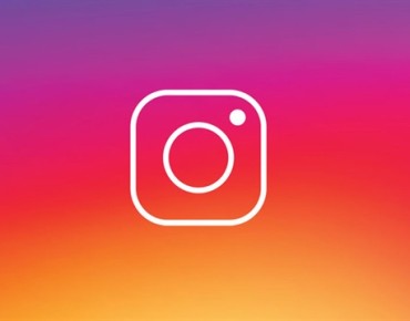 Instragram Symbol in Weiß auf buntem Hintergrund