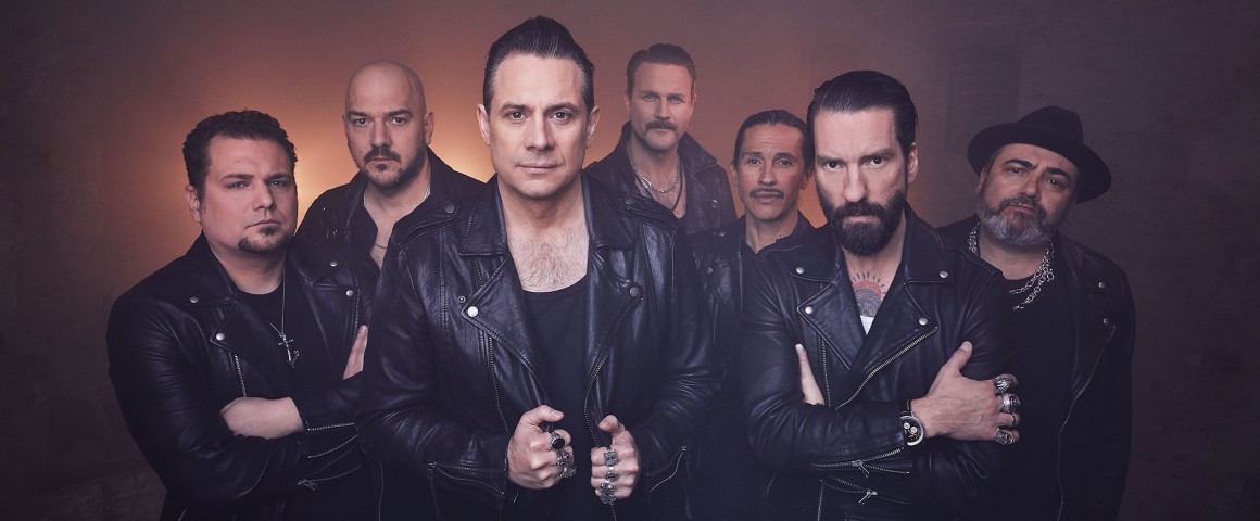 Gruppenbild der Musiker von "The BossHoss" in schwarzer Kleidung vor einer braunen Wand. Foto: Philip Scholl Photography