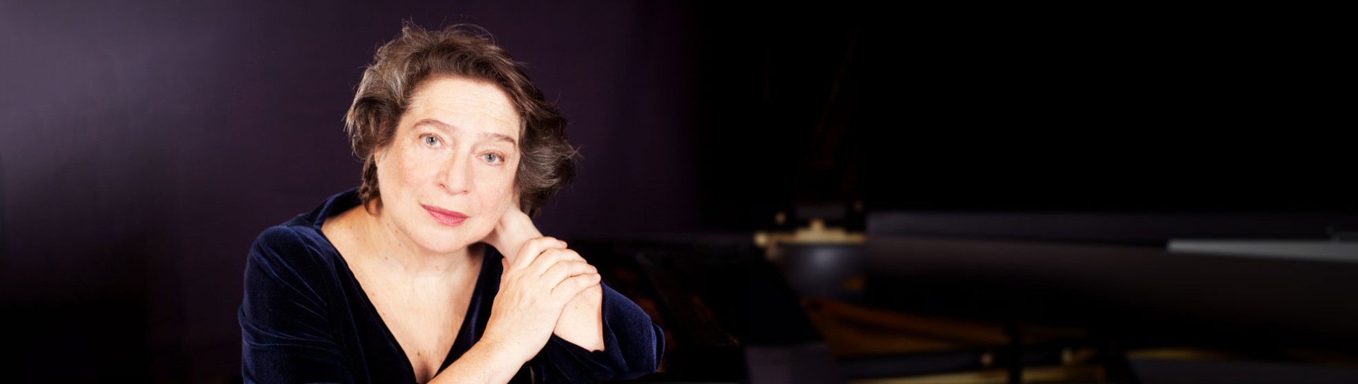 Elisabeth Leonskaja sitzt vor einem Konzertflügel; Bild: Julia Wesely