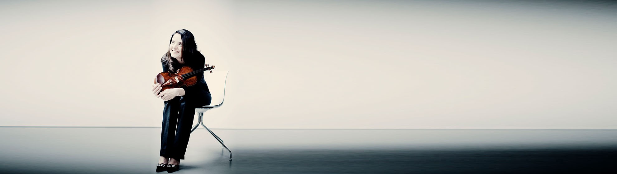 Geigerin Baiba Skride sitzt auf einem Sessel. Bild: Marco Borggreve