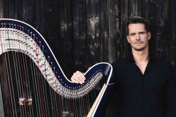 Der Musiker Xavier De Maistre steht neben seiner Harfe. Copyright: Nikolaj Lund