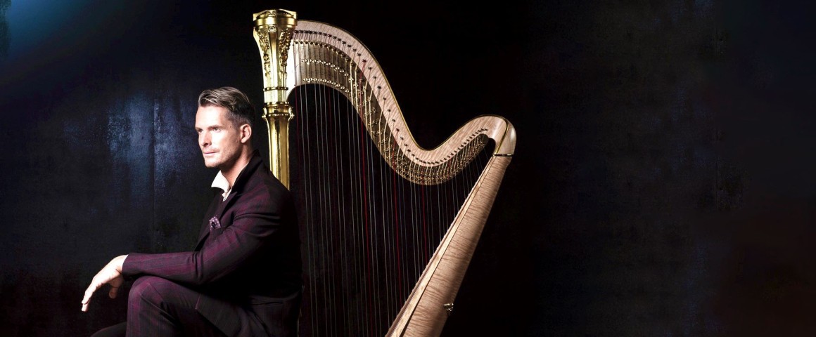 Der Musiker Xavier De Maistre sitzt vor einer Harfe. Copyright: Julien Benhamou