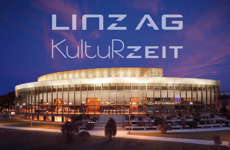Nachtaufnahme vom Brucknerhaus Linz mit Schriftzug Linz AG Kulturzeit