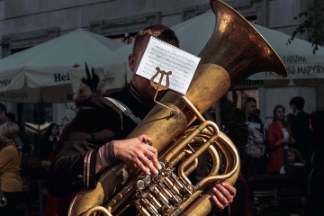 Blasinstrument (Tuba) bei einem Platzkonzert