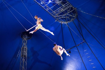 Fliegende Artisten am Trapez unter dem Zirkuszelt. Bild: Jolanda Hofmann