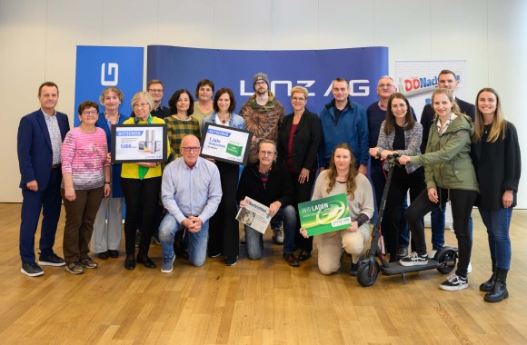 Die Gewinner*innen aus dem Energiespar-Gewinnspiel 2024 gemeinsam mit Vertreter*innen von Linz AG, OÖ Nachrichten und Liwest