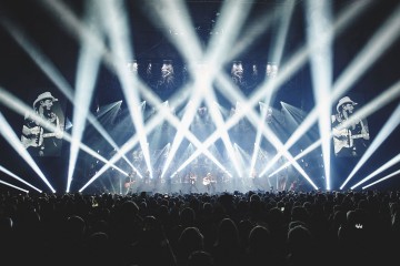 "The BossHoss" live auf der Bühne, viele weiße Scheinwerfer. Foto: Pascal Bünning